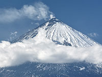 Самый высокий активный вулкан Евразии выбросил столб пепла высотой 6 км