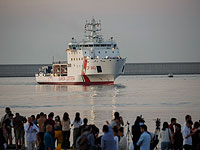 В Валенсии пришвартовалось первое судно с мигрантами с "Аквариуса"