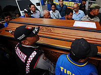 В Индонезии погиб мужчина, на которого упал гроб его матери