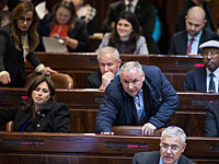 Двое депутатов от коалиции, нарушив дисциплину, проголосовали за законопроект оппозиции