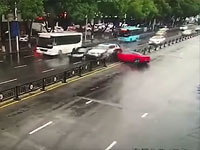 Китаянка разбила арендованный Ferrari почти сразу после выезда из автосалона. ВИДЕО