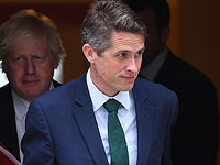 Выступление министра обороны Великобритании прервал его гаджет