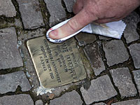 Память о Холокосте: власти Мюнхена меняют "камни" на мемориальные доски