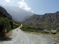 В Таджикистане машина насмерть сбила четырех туристов