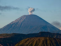 Сотни иностранных туристов эвакуированы со склонов вулкана в Индонезии