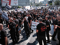 Протестующие пожарные перекрывали движение в Тель-Авиве