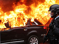 В десятках городах Швеции одновременно подожгли более 100 автомобилей 