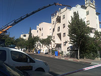 В Модиин-Илите на балкон, на котором находился ребенок, подъемный кран уронил бетонные блоки