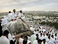   Участники Хаджа приступили к побитию Шайтана камнями