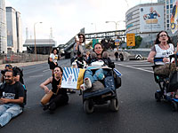 28 августа инвалиды блокируют движение возле торгового центра "Азриэли" в Тель-Авиве