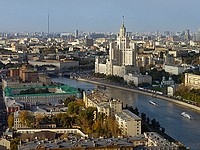 На Москве-реке делавший селфи юноша упал с моста на теплоход