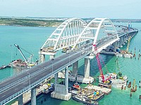 Сорвавшийся с якоря плавучий кран врезался в опору Крымского моста