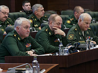 Генерал-полковник Андрей Картаполов (слева) на совещании в Национальном центре управления обороной РФ, 7 сентября 2015 года