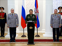 Генерал-полковник Андрей Картаполов (слева) и министр обороны РФ Сергей Шойгу (в центре)