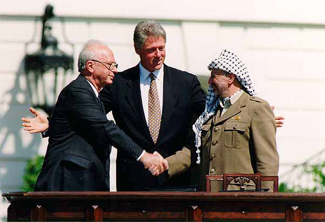 Билл Клинтон, Ицхак Рабин, Ясир Арафат в Белом доме в 1993-м