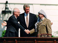 Билл Клинтон, Ицхак Рабин, Ясир Арафат в Белом доме в 1993-м      