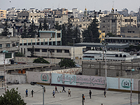 Палестинские подростки играют в футбол на одном из стадионов Газы