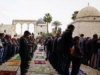 Мусульмане около мечети Аль-Акса в Иерусалиме