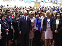 Путин на Втором Евразийском женском форуме в Санкт-Петербурге (на фото Плоскова слева от президента РФ)