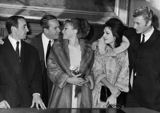 1963. Шарль Азнавур (слева) на свадьбе актрисы Жизель Сандре и сценариста Ричарда Балдуччи