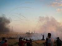 Массовая акция протеста проходит в секторе Газы возле КПП "Эрез"