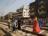 На севере Индии поезд въехал в толпу; десятки погибших