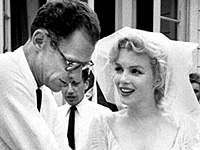 Мэрилин Монро и Артур Миллер на своей свадьбе, 29 июня 1956 года