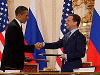 Барак Обама и Дмитрий Медведев после подписания договора СНВ-III в Пражском Граде, 8 апреля 2010 года