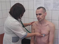 Олег Сенцов во время медицинского осмотра в больнице Лабытнанги. Сентябрь 2018 года