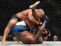 UFC230: Кормье защитил титул, "удушив" Льюиса