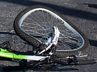 Автомобиль сбил велосипедиста в Тель-Авиве. Пострадавший в тяжелом состоянии