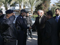Глава политбюро ХАМАСа Исмаил Ханийя приветствует "госслужащих" в Газе