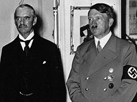 Невилл Чемберлен и Адольф Гитлер в Мюнхене в 1938 году      
