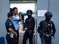 Около 100 заключенных сбежали из индонезийской тюрьмы во время намаза