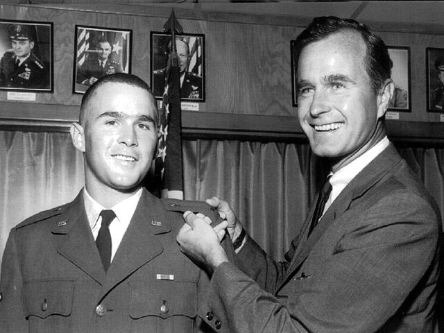 Джордж Буш-старший и Джордж Буш-младший. 1968 г.