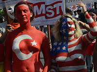 Саммит G20 в Буэнос-Айресе сопровождался голым протестом. Фоторепортаж