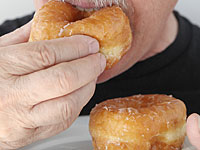 90-летний мужчина скончался, подавившись пончиком 