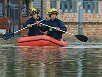 В Ашкелоне спасатели используют надувные лодки для эвакуации людей из затопленных автомобилей