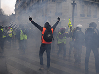 Протесты "желтых жилетов" в Париже. Полиция применила слезоточивый газ