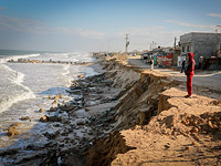 На юге Газы во время шторма обрушилась большая часть берега 