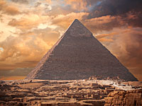Голая пара на вершине пирамиды Хеопса возмутила Египет 