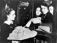 Детей, вывезенных из Германии в ходе операции "Киндертранспорт", встречают в Англии, раздавая им сладости 