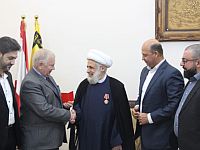 Олег Фомин награждает шейха Наима Касема медалью "100 лет Красной Армии". Бейрут, октябрь 2018 года