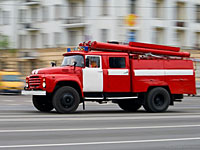 В Петербурге горит склад пиротехники, на месте работают 28 пожарных расчетов