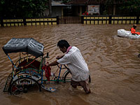 Сильные дожди затрудняют спасательную операцию в Индонезии 