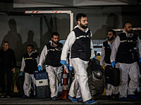 Судмедэксперты покидает автостоянку после обыска в консульстве Саудовской Аравии 23 октября 2018 года в Стамбуле, Турция