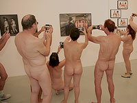 "Голые среди голых": необычный вечер на фотовыставке в Тель-Авиве