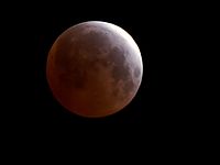 Во время "кровавого затмения" на Луне наблюдалась загадочная вспышка
