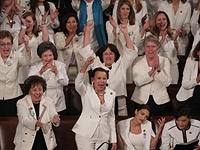 В день выступления Трампа в Конгрессе несколько десятков женщин-законодателей оделись в белое