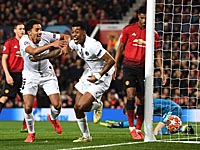 В первом матче 1/8 финала Лиги чемпионов "Пари Сен-Жермен" в гостях победил "Манчестер Юнайтед" 2:0